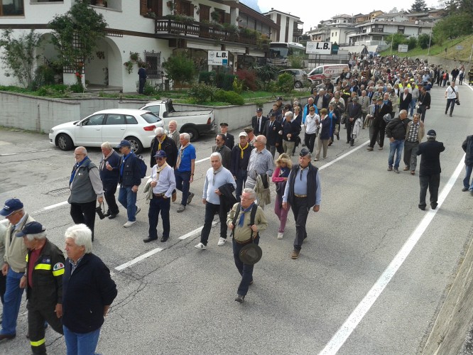 la sfilata dei soccorritori per le vie di Longarone13.jpg